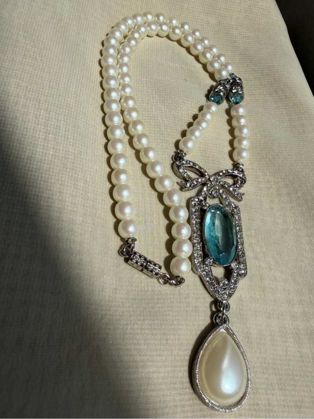 Vintage 1928 Jewelry Co. Faux Pearl Rhinestone Bow Necklace Blue Stone Pendant